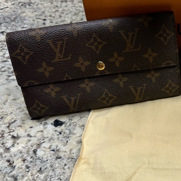 Authentic LV wallet - Picture 2 of 11